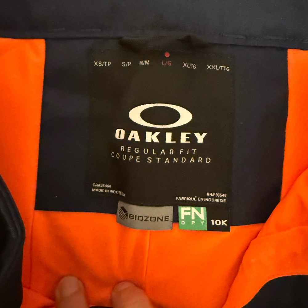 Like new Oakley ski snowboarding pants